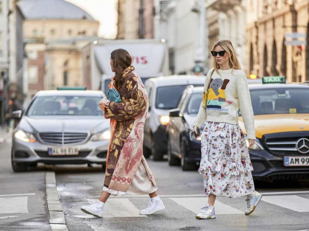 ¿Cómo combinar zapatillas deportivas mujer?