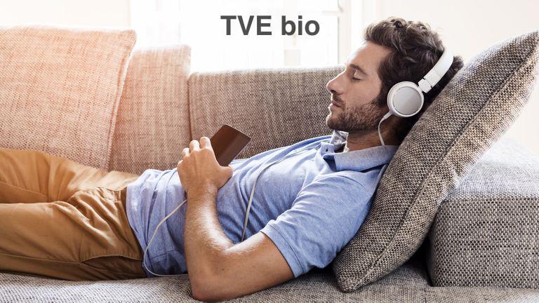 persona-en-el-sofa-escuchando-musica