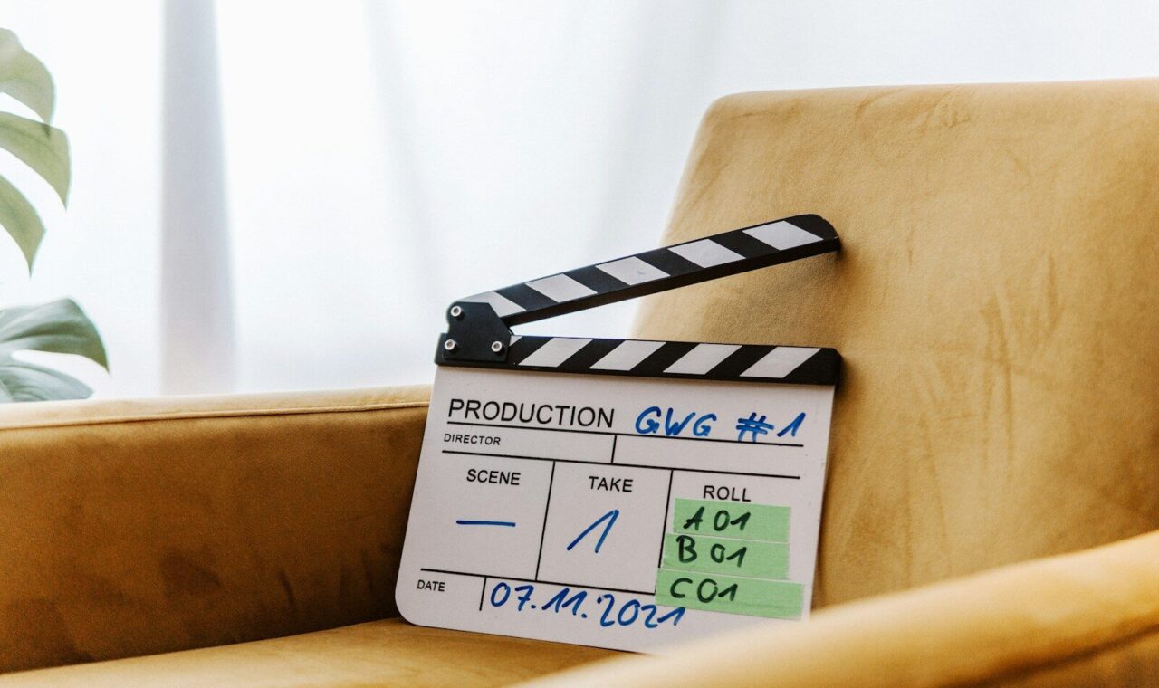 Claqueta de un rodaje de cortometrajes apoyada en un sillón