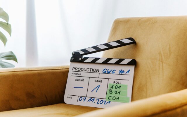 Claqueta de un rodaje de cortometrajes apoyada en un sillón